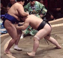 Asashoryu posts 1st-day win at New Year sumo